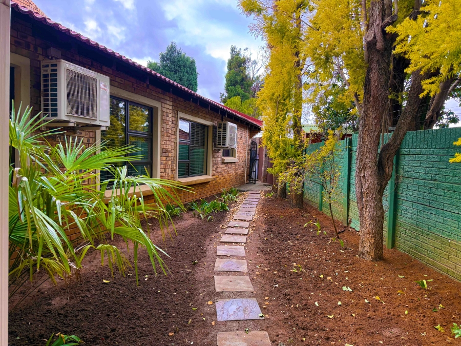 To Let 5 Bedroom Property for Rent in Van Der Hoff Park North West